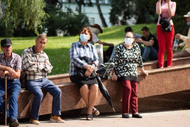 CHISINAU, MOLDOVA - 20 Temmuz 2020: Parlamento önünde eylem yapan aktivist insanlar. Koruyucu maske takıyor.