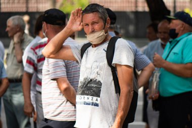 CHISINAU, MOLDOVA - 20 Temmuz 2020: Parlamento önünde eylem yapan aktivist insanlar. Koruyucu maske takıyor.