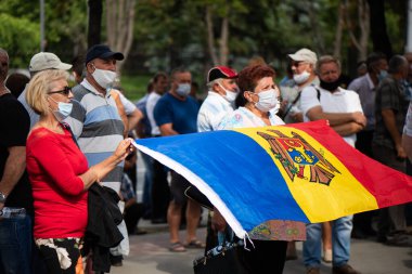 CHISINAU, MOLDOVA - 20 Temmuz 2020: Parlamento önünde eylem yapan aktivist insanlar. Koruyucu maske takıyor.