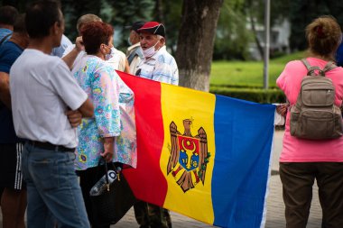 CHISINAU, MOLDOVA - 20 Temmuz 2020: Parlamento önünde eylem yapan aktivist insanlar. Koruyucu maske takıyor.