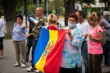 CHISINAU, MOLDOVA - 20 Temmuz 2020: Parlamento önünde eylem yapan aktivist insanlar. Koruyucu maske takıyor.