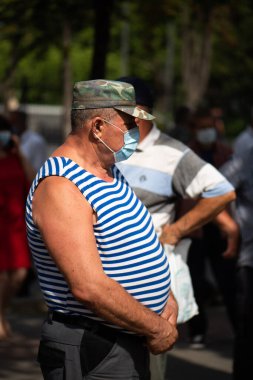 CHISINAU, MOLDOVA - 20 Temmuz 2020: Parlamento önünde eylem yapan aktivist insanlar. Koruyucu maske takıyor.