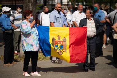 CHISINAU, MOLDOVA - 20 Temmuz 2020: Parlamento önünde eylem yapan aktivist insanlar. Koruyucu maske takanlar