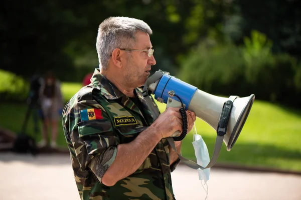 Chisinau Moldova Června 2020 Aktivisté Protestují Před Parlamentem Muž Ochranné — Stock fotografie