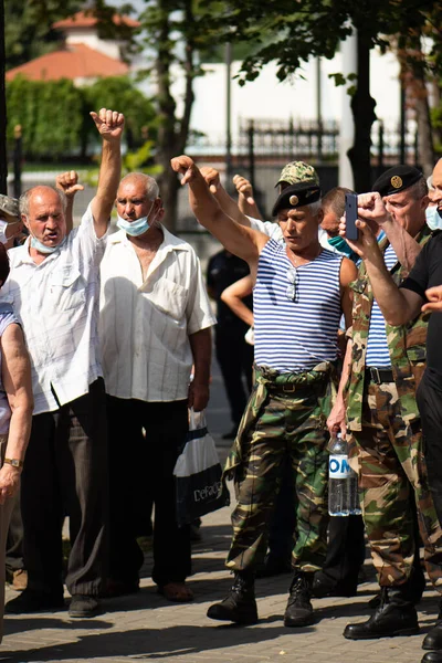 Chisinau Moldova Června 2020 Aktivisté Protestují Před Parlamentem Ukazuji Palce — Stock fotografie