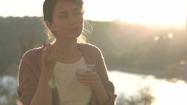 Feliz Mujer Caucásica Sonriente Comiendo Una Granola Semillas Chía Parque — Vídeo de stock