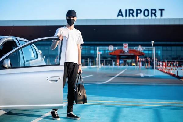 Mannen Medicinsk Mask Med Väska Nära Bil Parkering Nära Flygplatsen — Stockfoto