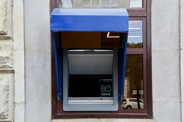 Mavi çıkıntılı modern ATM, Kişinev, Moldova 'da erişimi olmayan giriş destekli gösterge paneli