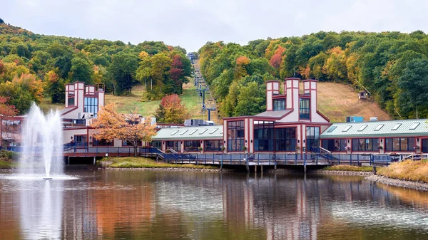 Estación Esquí Montaña Con Lago Fuente Primer Plano Bosque Con — Foto de Stock