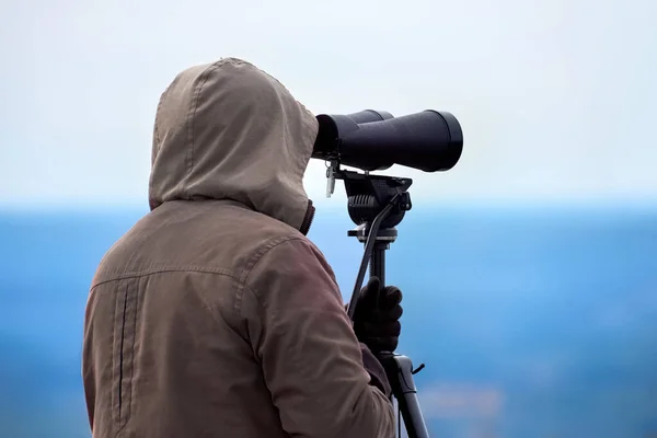 Muž Bundě Kapucí Dalekohledem Massachusetts Usa — Stock fotografie