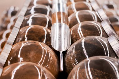 Süpermarkette baharatlı birden fazla kavanoz.