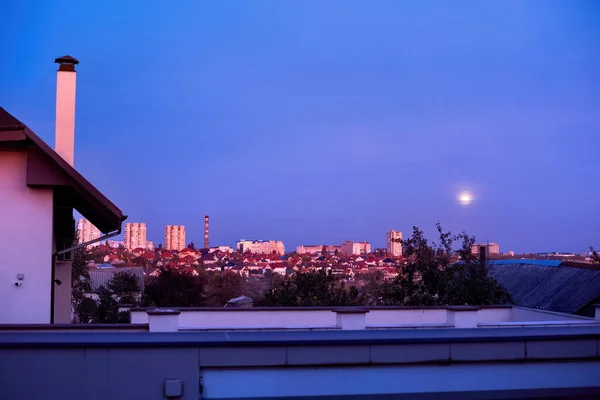 Blick Auf Chisinau Der Abenddämmerung Wohnhäuser Hohe Wohngebäude Und Mond — Stockfoto