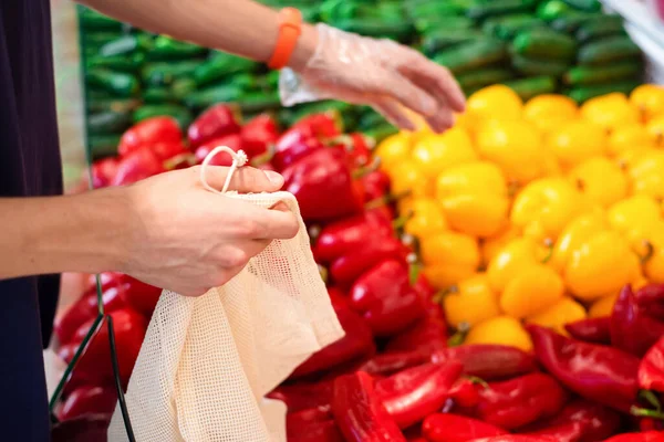 Een Man Supermarkt Met Ecotas Die Pepers Neemt Ecologisch Idee — Stockfoto