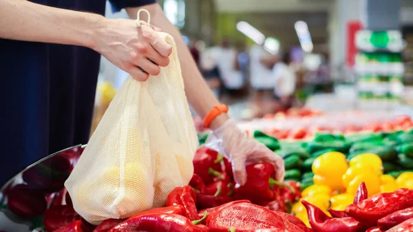 Een Man Supermarkt Met Ecotas Die Pepers Neemt — Stockfoto