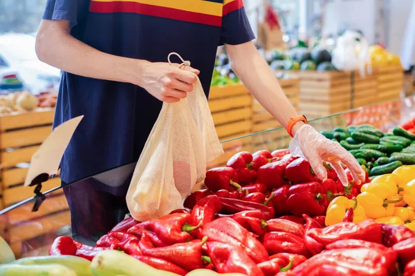 Een Man Supermarkt Met Ecotas Die Pepers Neemt — Stockfoto