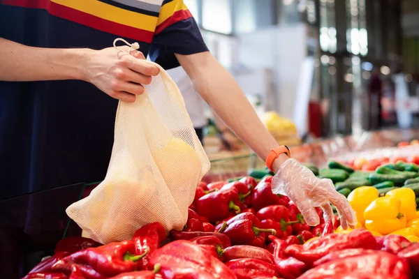 Homem Supermercado Com Eco Saco Levando Pimentas — Fotografia de Stock