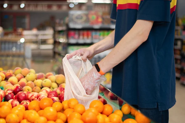 Homem Supermercado Com Saco Ecológico Tomando Tangerinas — Fotografia de Stock