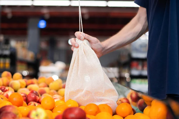 Een Man Supermarkt Aanscherping Eco Tas Nemen Mandarijnen — Stockfoto