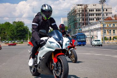 Chisinau, Moldova 'da iki motosikletli çok renkli