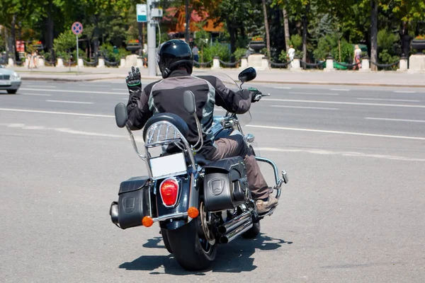 Radler Mit Schwarzem Helm Auf Schwarzem Fahrrad Aufsteigende Hand Hintergrund — Stockfoto