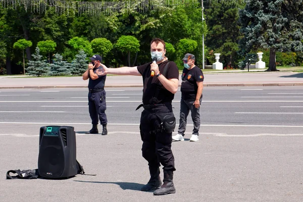 Chisinau Moldova Června 2020 Policisté Lékařských Maskách Cyklistických Shromážděních Jeden — Stock fotografie