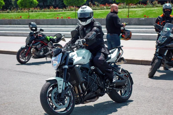 Chisinau Moldova July 2020 Mengendarai Motor Dengan Helm Putih Bersepeda — Stok Foto