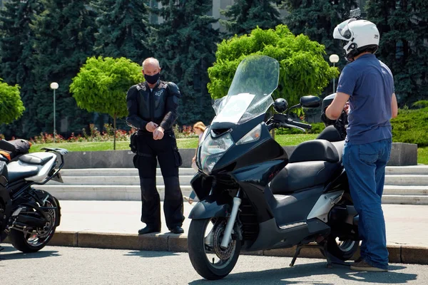 Chisinau Moldova Julho 2020 Dois Motociclistas Duas Motos Coleta Vegetação — Fotografia de Stock