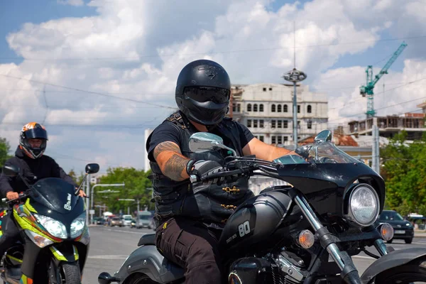 Chisinau Moldova 2020年7月17日 2人乗りのバイカー 多色および黒のバイク — ストック写真