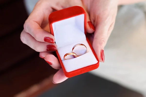 Žena Červenými Nehty Držící Prsteny Pro Novomanžele — Stock fotografie
