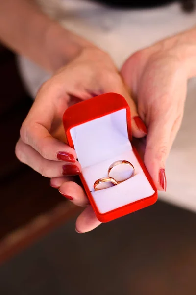 Een Vrouw Met Rode Nagels Die Ringen Vasthoudt Voor Pasgetrouwden — Stockfoto