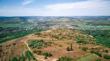 Moldova 'nın doğal manzarası, üzüm bağları, tepeler, tarlalar, uzaktaki köy