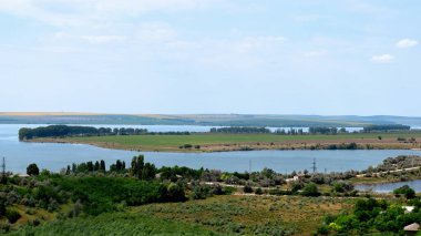 Moldova 'da tarlaları ve tepeleri olan göl