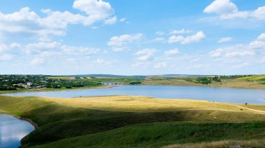 Uzakta tarlaları ve tepeleri, Moldova 'da nehir ve köprüsü olan nehir.