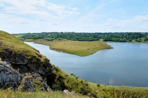 Rio Que Flui Perto Uma Aldeia Penhasco Primeiro Plano Moldávia — Fotografia de Stock