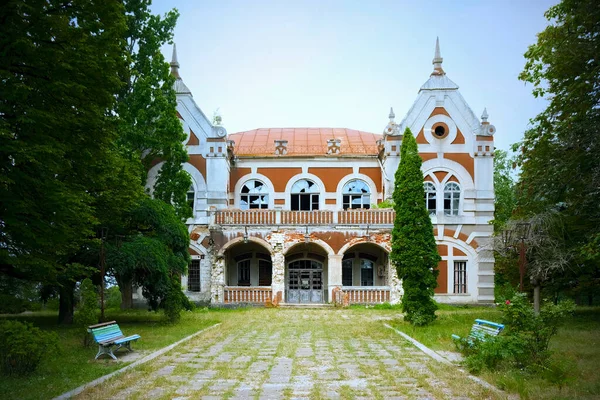 Moldova Önünde Yeşillik Patika Banklar Olan Terk Edilmiş Eski Bir — Stok fotoğraf