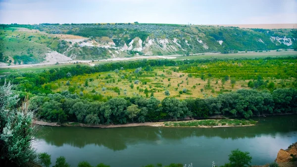 Fiume Galleggiante Vicino Scogliera Alta Collina Sullo Sfondo Moldova — Foto Stock