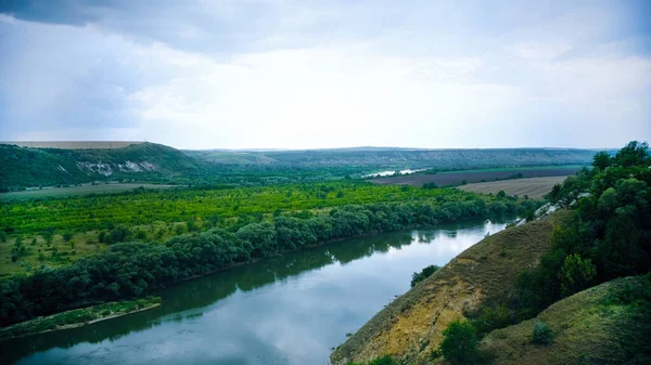Rio Flutuando Perto Penhasco Alto Colinas Segundo Plano Moldávia — Fotografia de Stock
