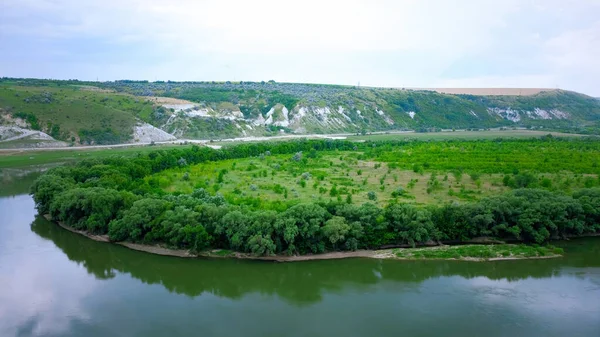 Rio Flutuando Perto Penhasco Alto Colina Fundo Moldávia — Fotografia de Stock