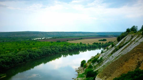 Rzeka Pływająca Pobliżu Wysokich Klifów Wzgórza Tle Mołdawii — Zdjęcie stockowe