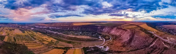 Moldova 'daki Orheiul Vechi köyünün güneş batarken hava aracı görüntüsü