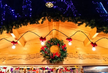 Tahta bir butiğin tepesinde Noel çelengi, Chisinau, Moldova