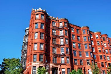 Boston, ABD 'de önünde yeşil tuğladan yapılmış eski bir apartman.