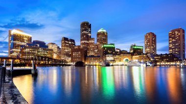 Gece Boston manzarası, ön planda su ve liman, birden fazla gece lambası, ABD