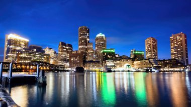Gece Boston manzarası, ön planda su ve liman, birden fazla gece lambası, ABD