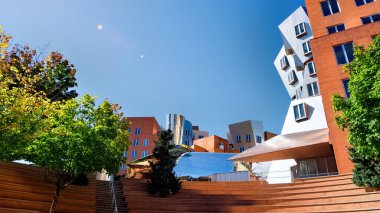 BOSTON, MASSACHUSETTS - 6 Ekim 2019: Ray ve Maria Stata Merkezi 'nde birden fazla modern bina