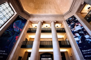 BOSTON, MASSACHUSETTS - 5 Ekim 2019: Teknoloji Enstitüsü içinde posterleri, sütunları olan uzay