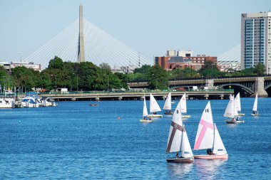BOSTON, MASSACHUSETTS - 5 Ekim 2019: Arka planda Longfellow köprüsü olan liman ve yelkenliyle meşgul olan insanlar