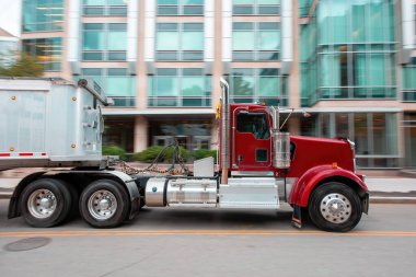 Boston, ABD 'de modern binanın arka planında taşınan kırmızı kamyonet.