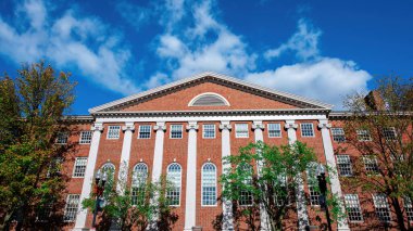 Boston, ABD 'de önünde kırmızı tuğladan yapılmış yeşil yüzlü eski bir binanın cephesi.