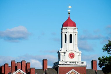 Boston, ABD 'deki Cambridge Üniversitesi yakınlarındaki Dunster saat kulesi.